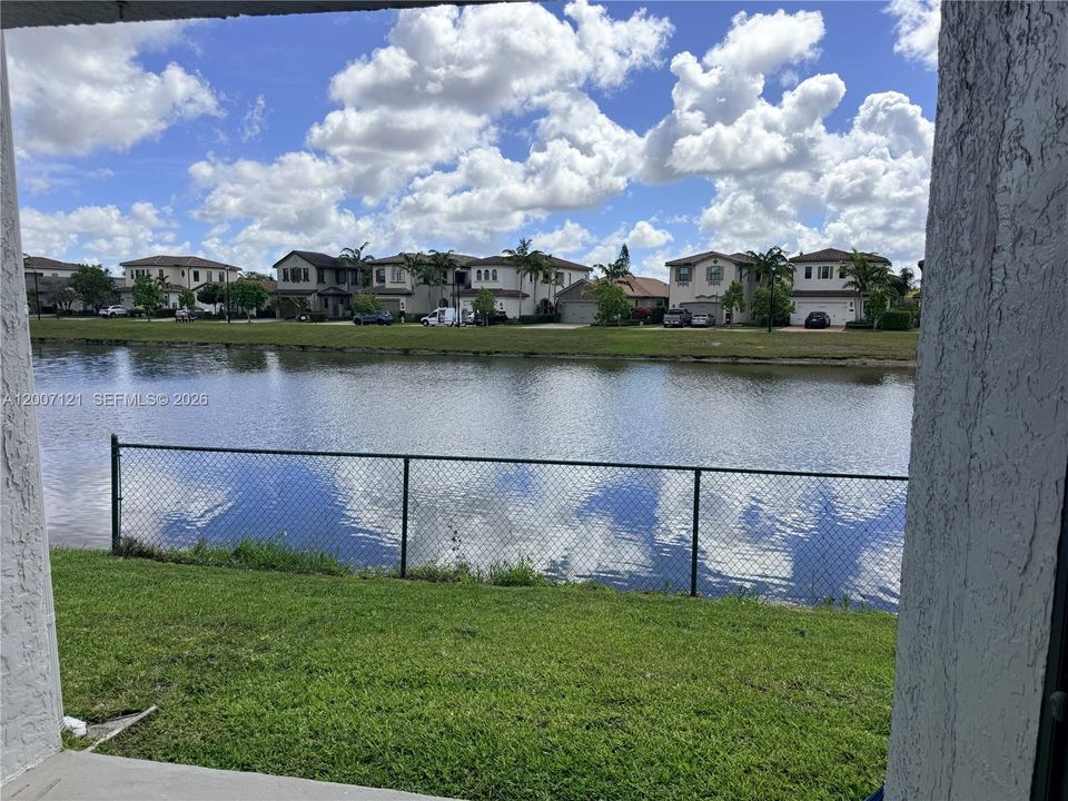 Active With Contract: $335,000 (2 beds, 2 baths, 978 Square Feet)