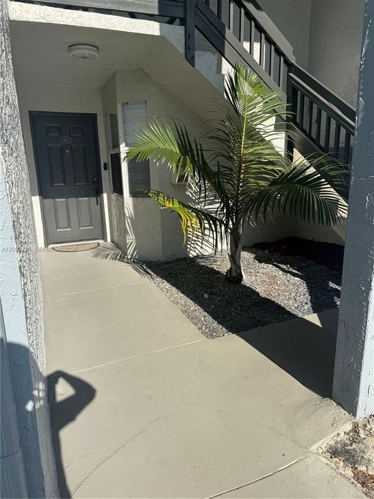 Active With Contract: $335,000 (2 beds, 2 baths, 978 Square Feet)