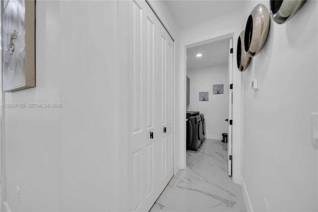 Под контрактом: $550,000 (4 спален, 3 ванн, 2400 Квадратных фут)