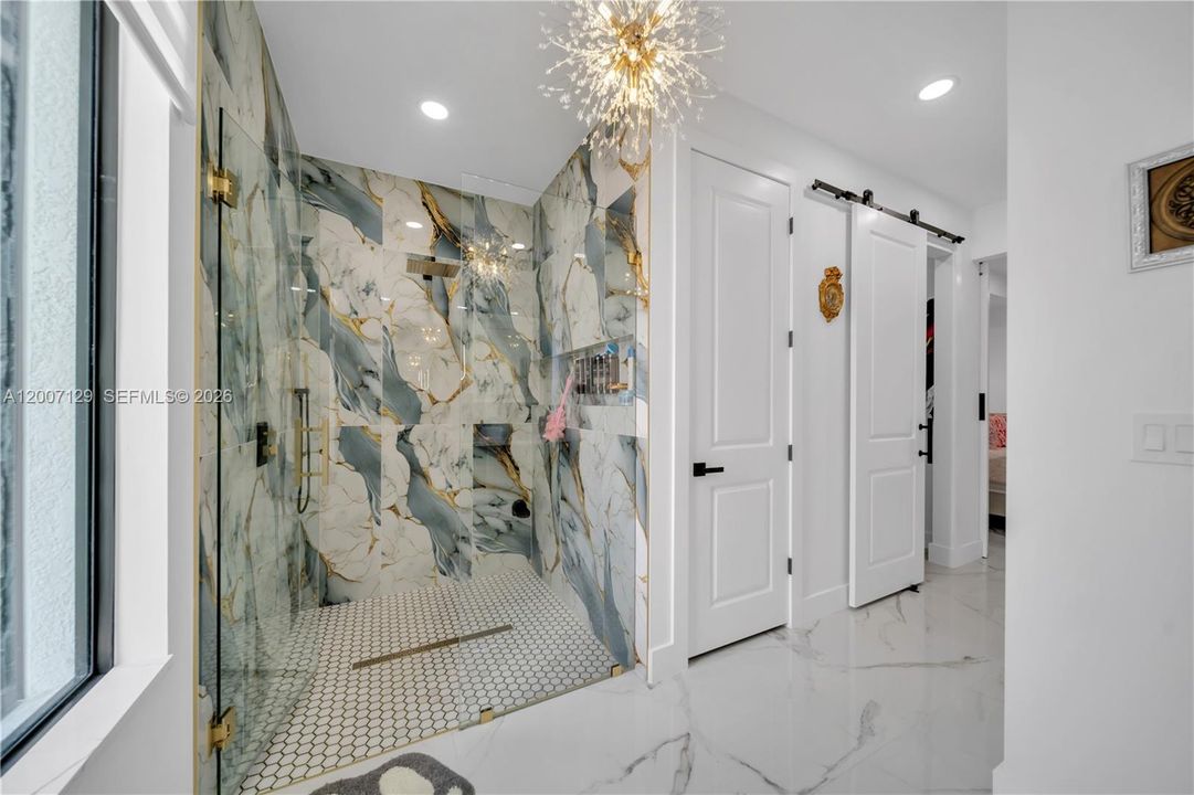 Под контрактом: $550,000 (4 спален, 3 ванн, 2400 Квадратных фут)