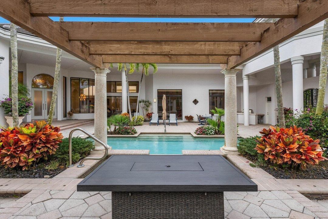 Private Pool / Courtyard