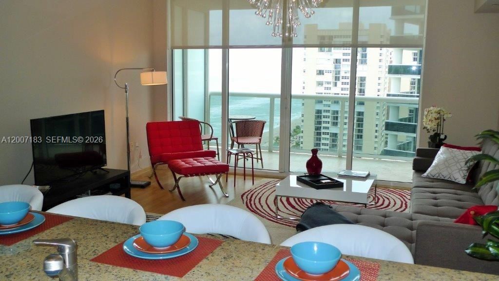 En Venta: $639,000 (1 camas, 1 baños, 811 Pies cuadrados)