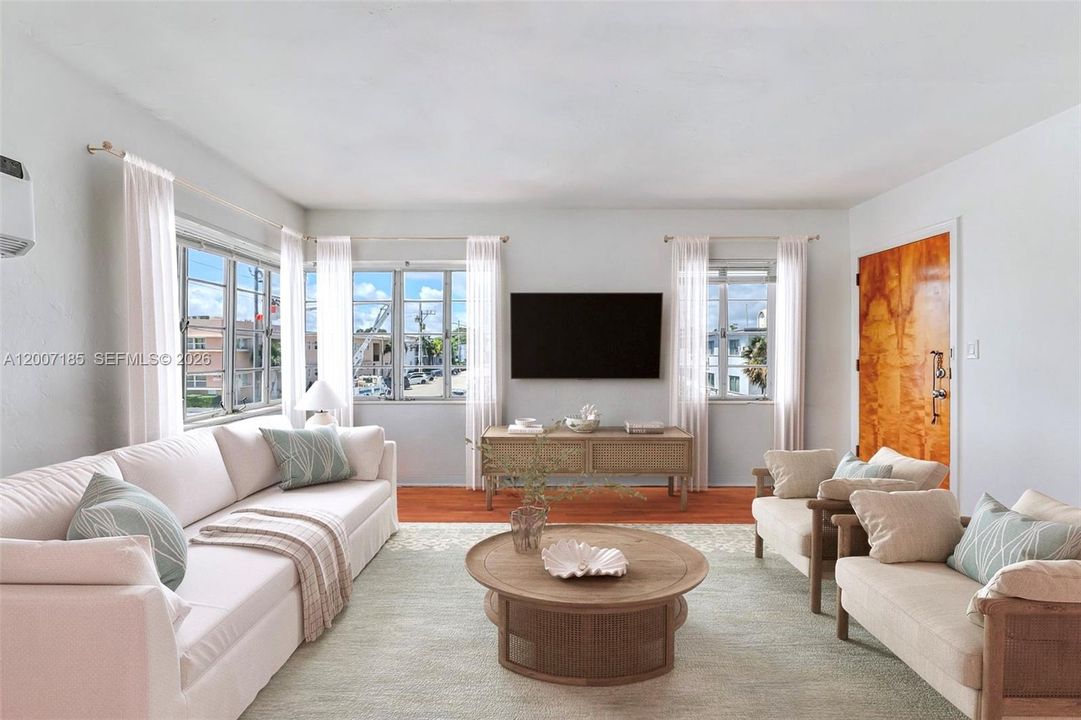 Active With Contract: $195,000 (1 beds, 1 baths, 770 Square Feet)