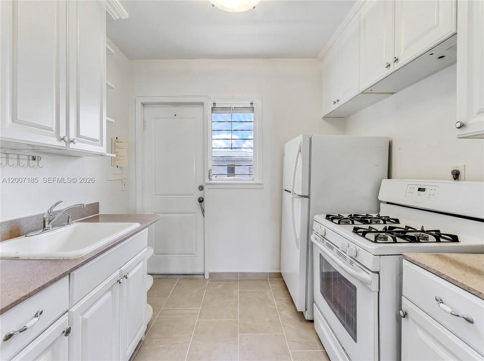 Active With Contract: $195,000 (1 beds, 1 baths, 770 Square Feet)
