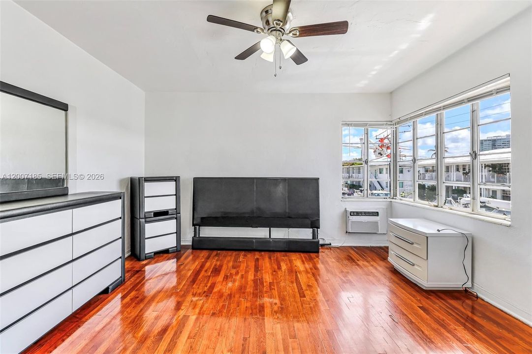 Active With Contract: $195,000 (1 beds, 1 baths, 770 Square Feet)