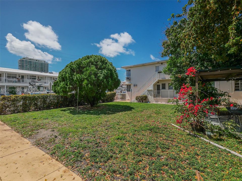 Active With Contract: $195,000 (1 beds, 1 baths, 770 Square Feet)