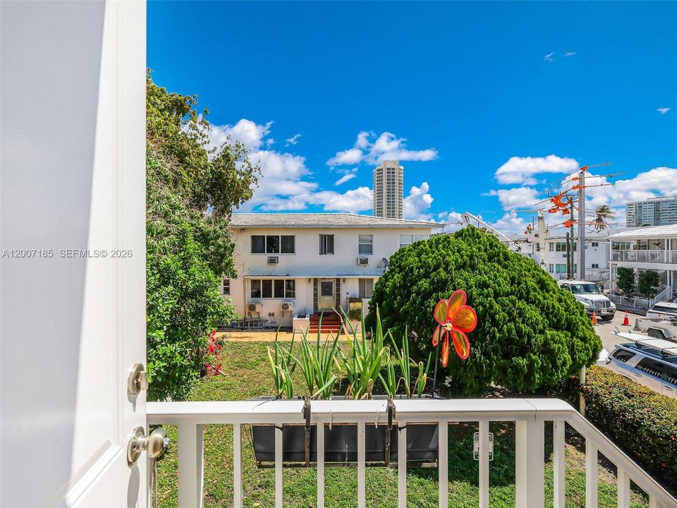 Active With Contract: $195,000 (1 beds, 1 baths, 770 Square Feet)