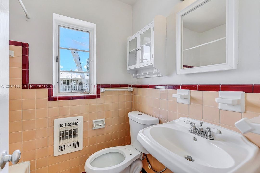 Active With Contract: $195,000 (1 beds, 1 baths, 770 Square Feet)