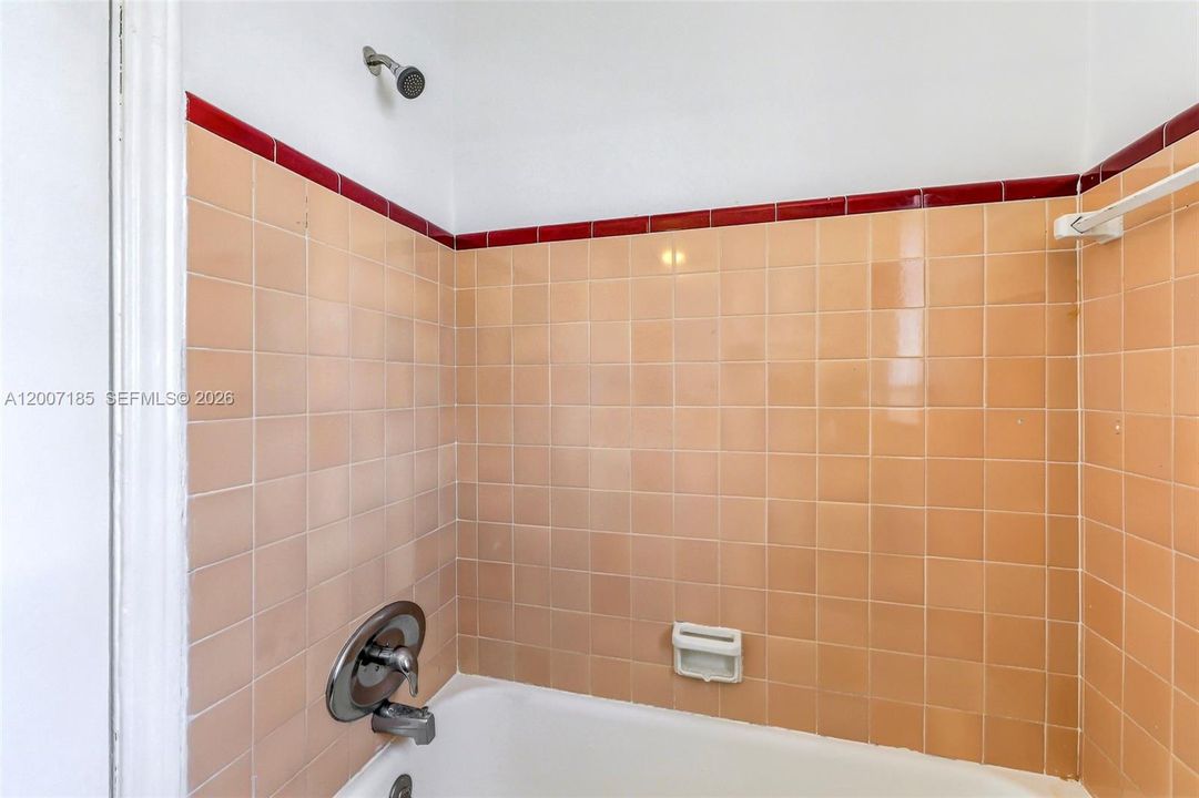 Active With Contract: $195,000 (1 beds, 1 baths, 770 Square Feet)