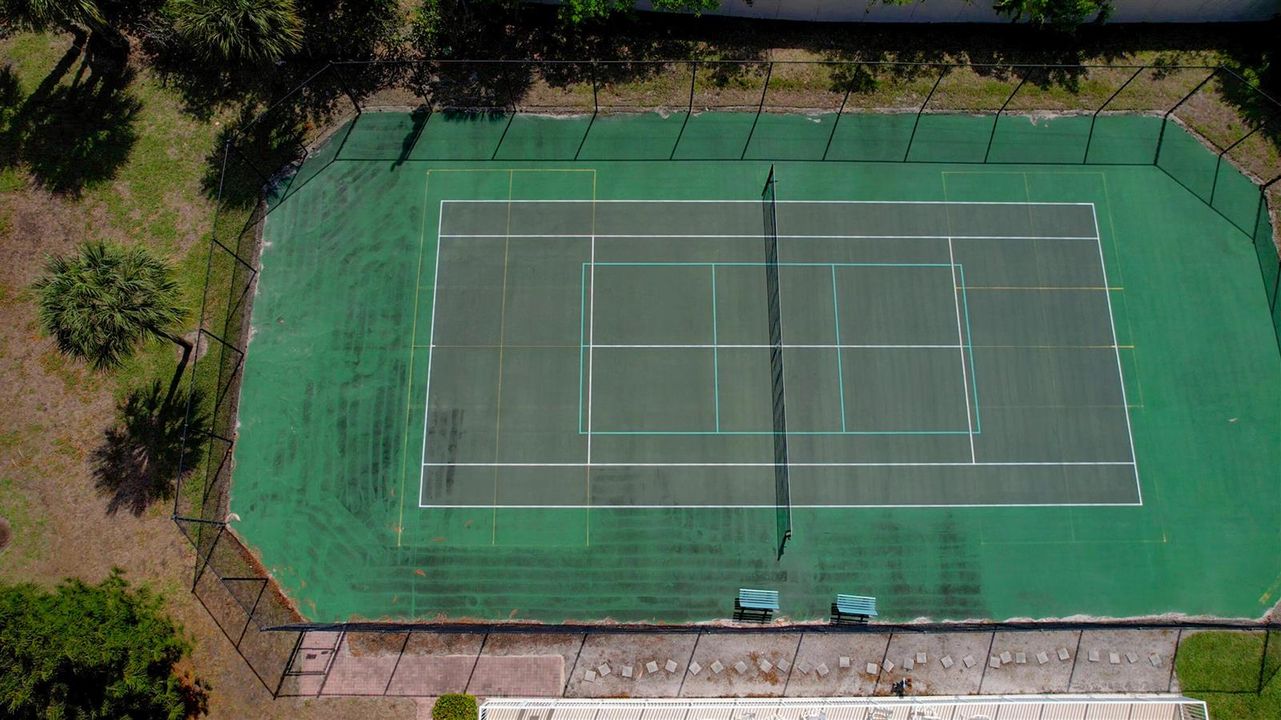 208 River Walk tennis
