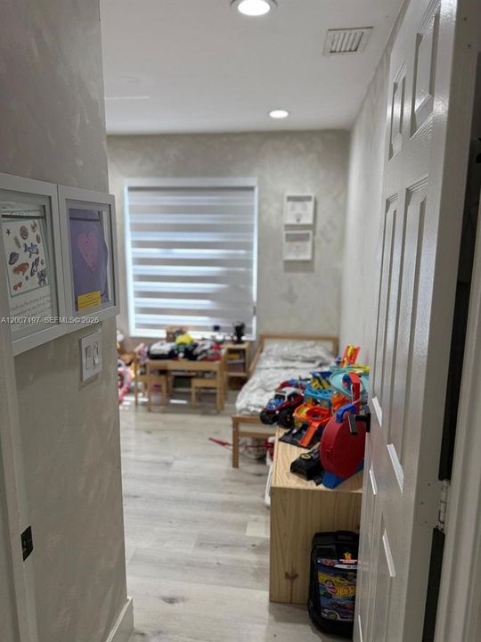 Под контрактом: $630,000 (3 спален, 2 ванн, 1418 Квадратных фут)
