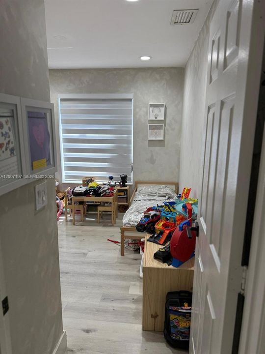 Под контрактом: $630,000 (3 спален, 2 ванн, 1418 Квадратных фут)