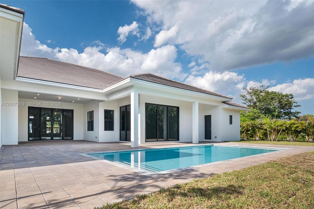 For Sale: $3,450,000 (5 beds, 6 baths, 5301 Square Feet)