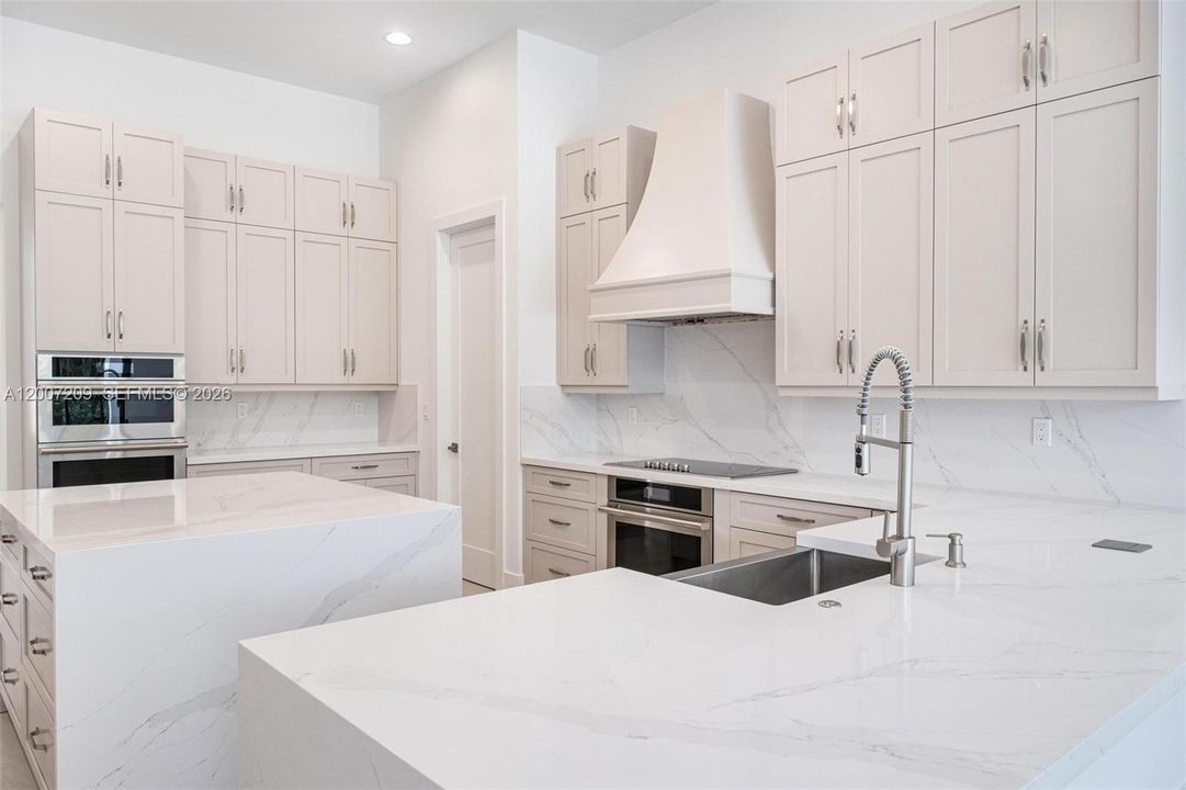For Sale: $3,450,000 (5 beds, 6 baths, 5301 Square Feet)