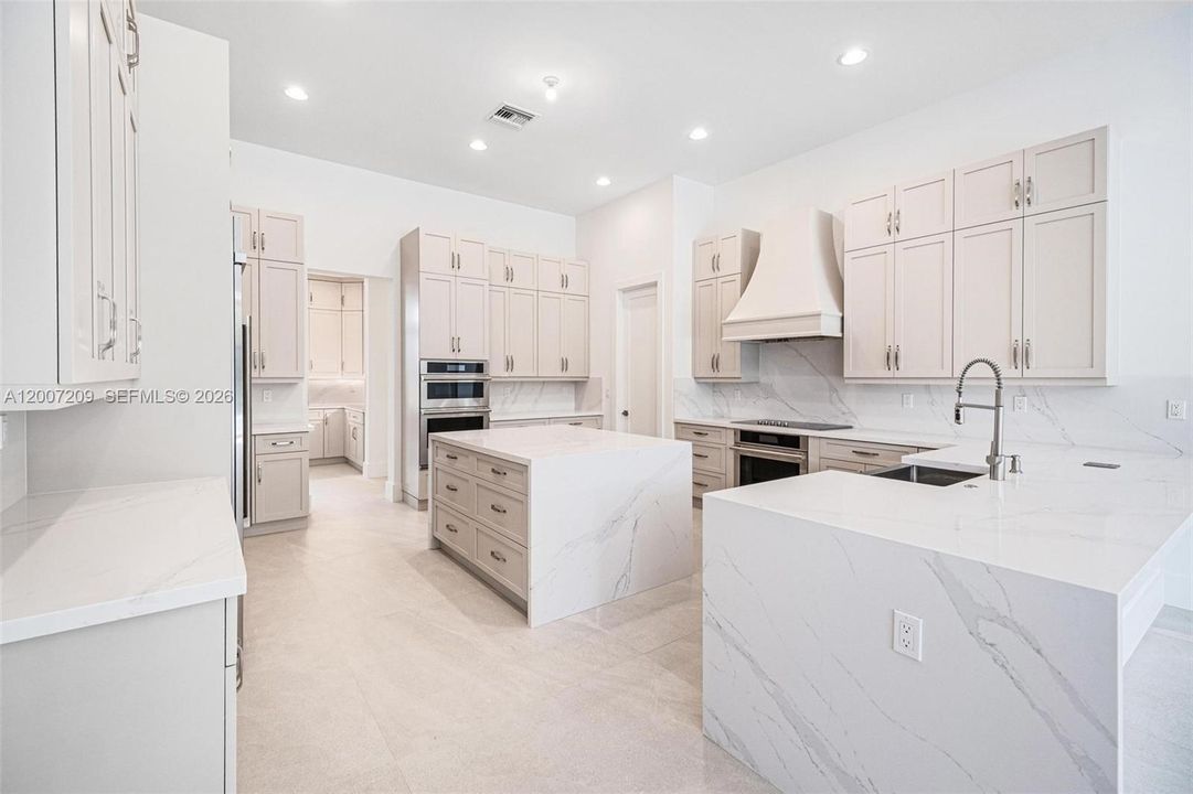 For Sale: $3,450,000 (5 beds, 6 baths, 5301 Square Feet)