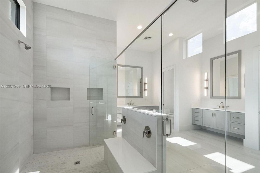 For Sale: $3,450,000 (5 beds, 6 baths, 5301 Square Feet)
