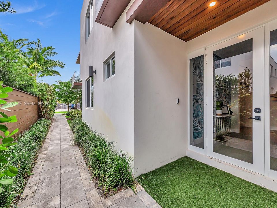 For Sale: $1,865,000 (4 beds, 4 baths, 3387 Square Feet)