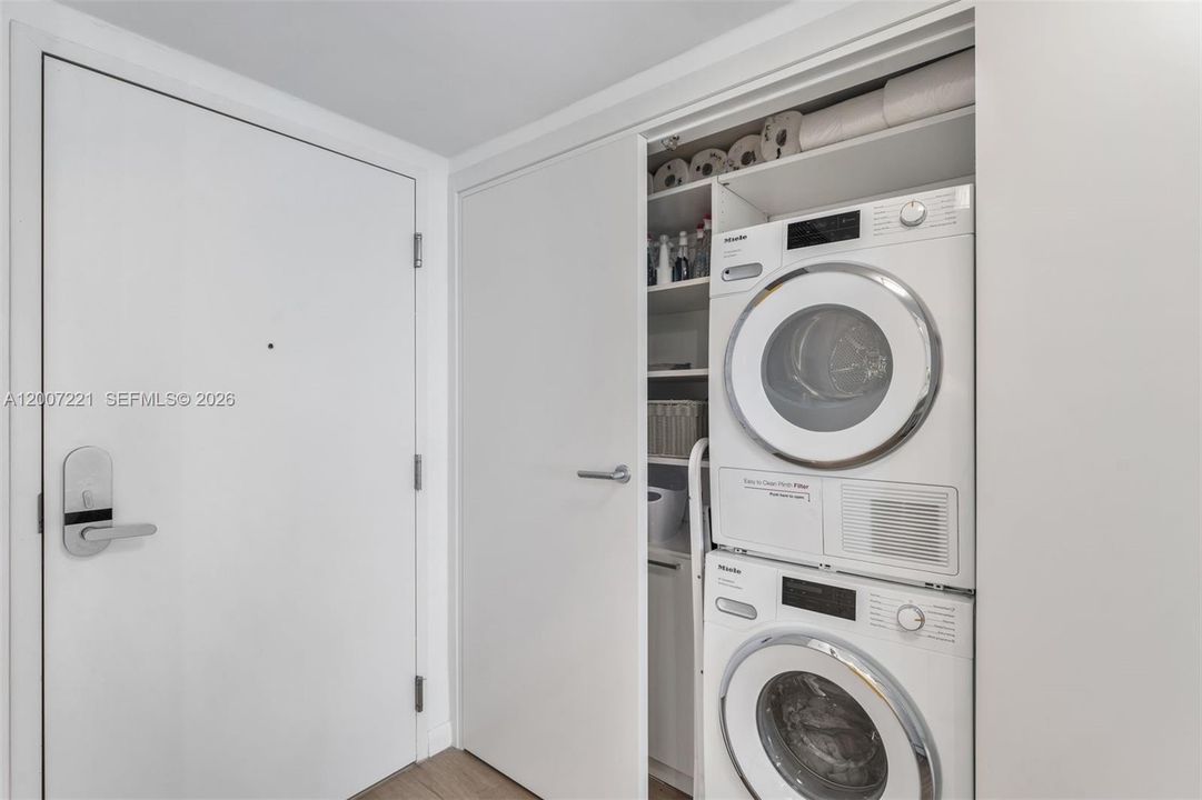 Recently Rented: $9,000 (1 beds, 1 baths, 880 Square Feet)