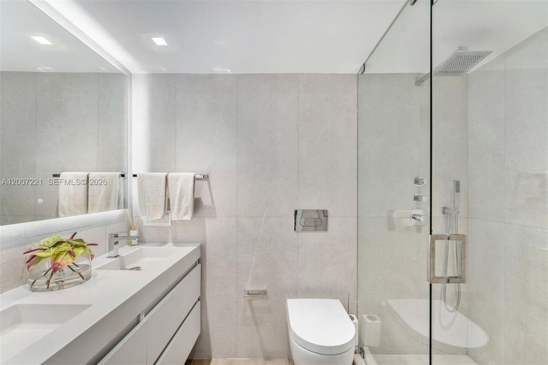 Recently Rented: $9,000 (1 beds, 1 baths, 880 Square Feet)
