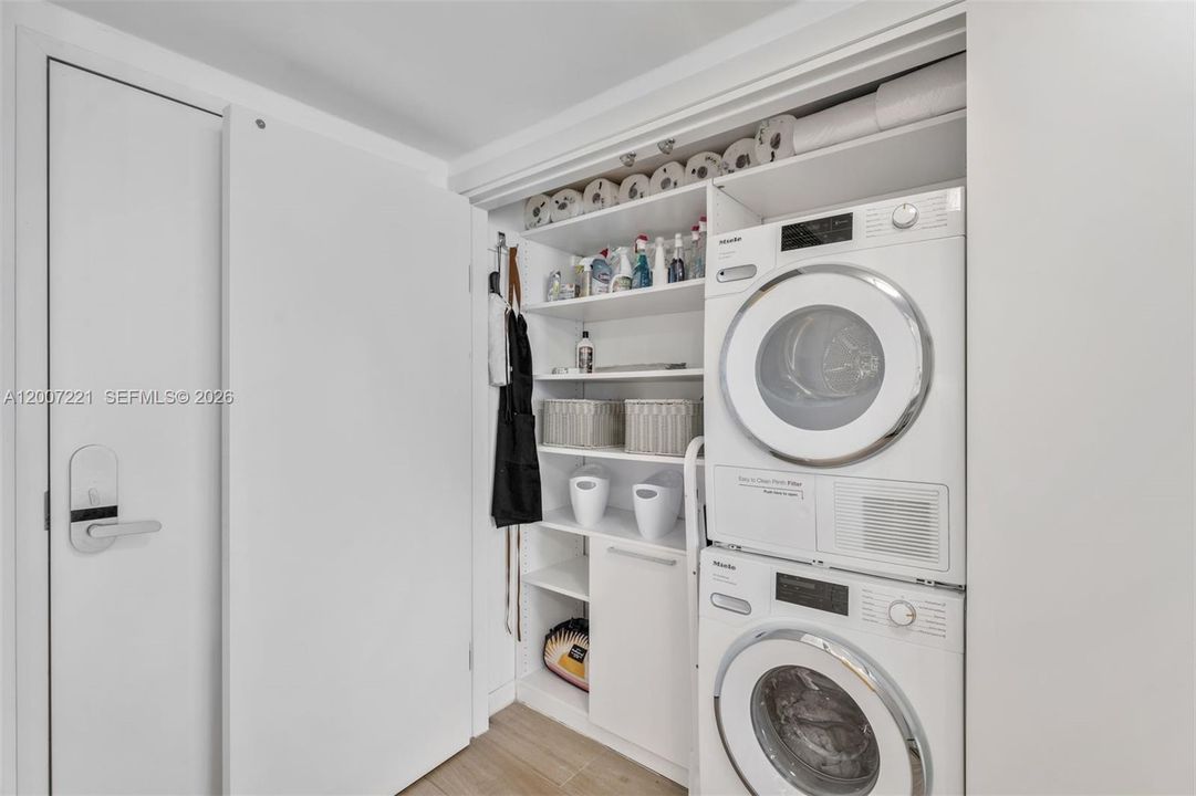 Recently Rented: $9,000 (1 beds, 1 baths, 880 Square Feet)