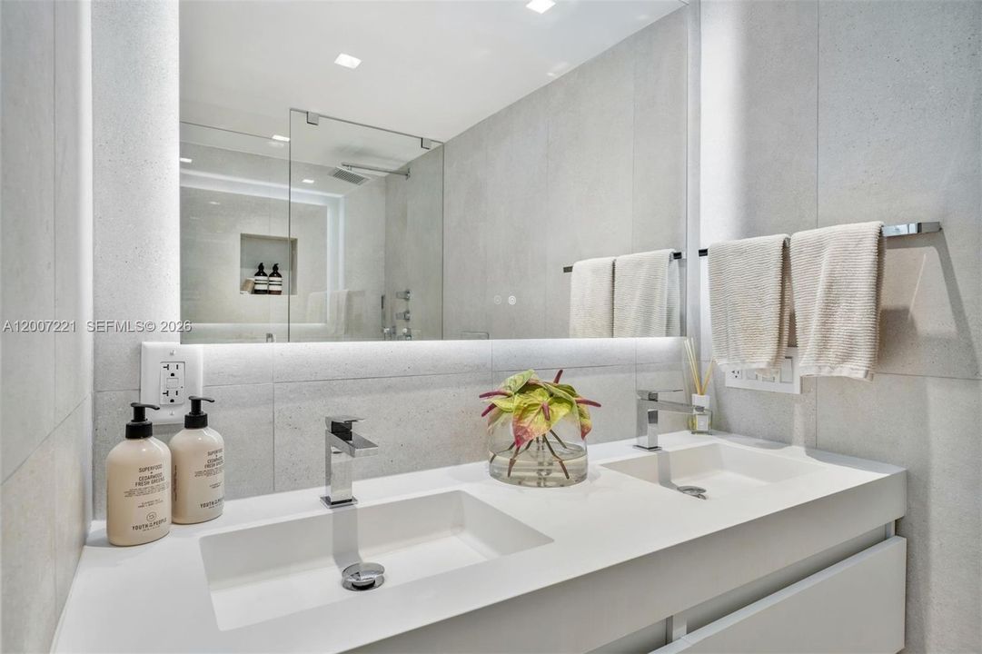 Recently Rented: $9,000 (1 beds, 1 baths, 880 Square Feet)
