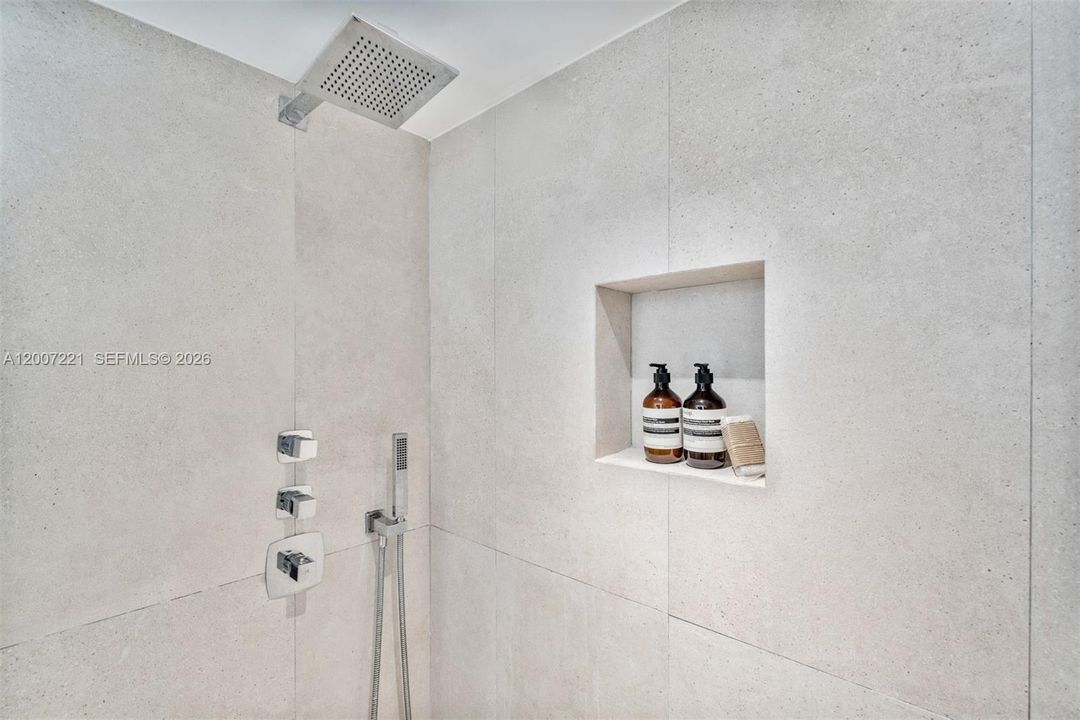 Recently Rented: $9,000 (1 beds, 1 baths, 880 Square Feet)