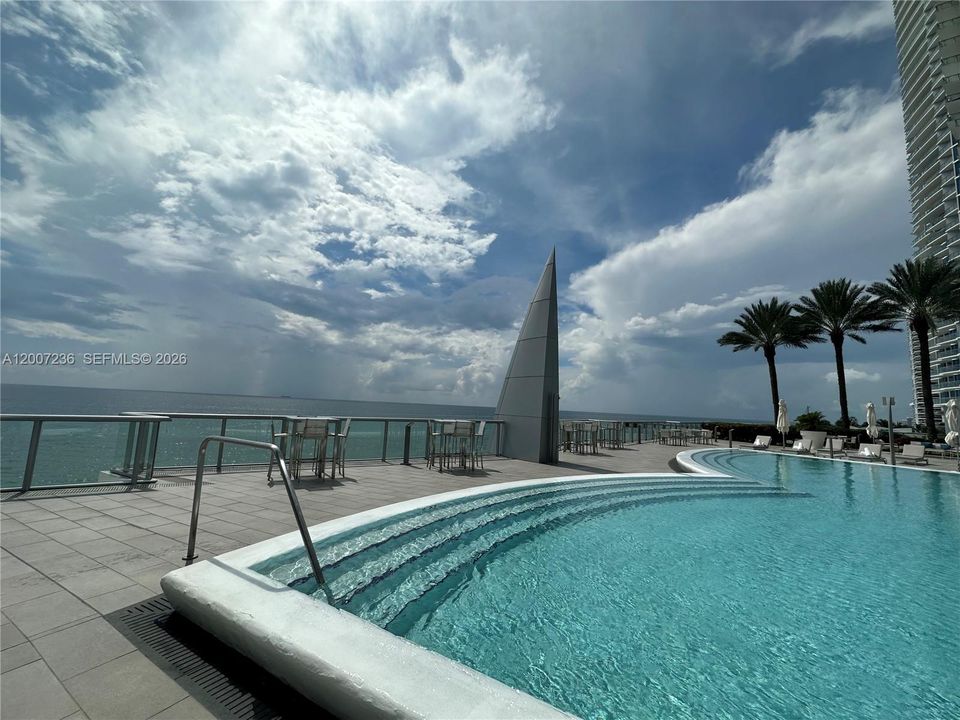 Active With Contract: $12,500 (2 beds, 3 baths, 1487 Square Feet)