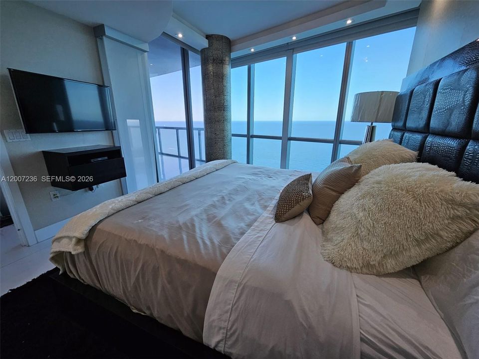 Active With Contract: $12,500 (2 beds, 3 baths, 1487 Square Feet)