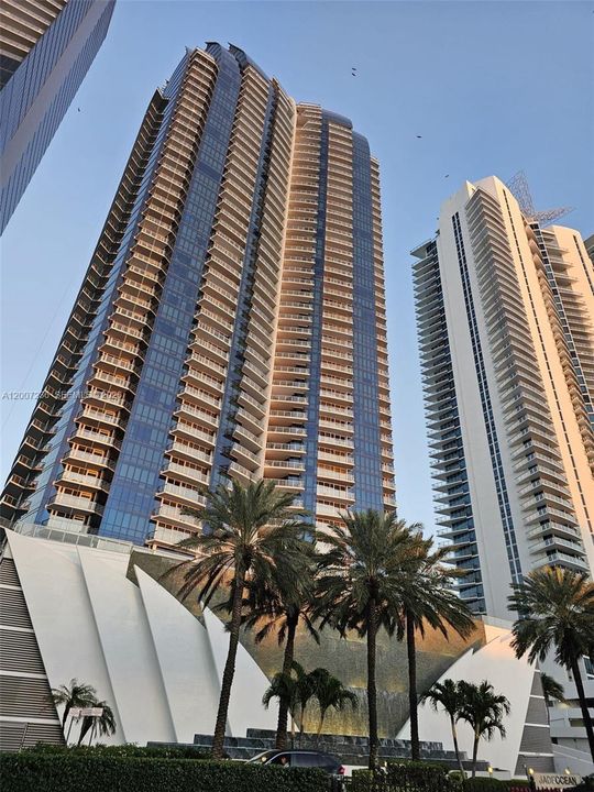 Active With Contract: $12,500 (2 beds, 3 baths, 1487 Square Feet)