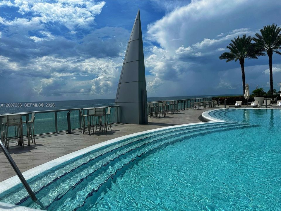 Active With Contract: $12,500 (2 beds, 3 baths, 1487 Square Feet)