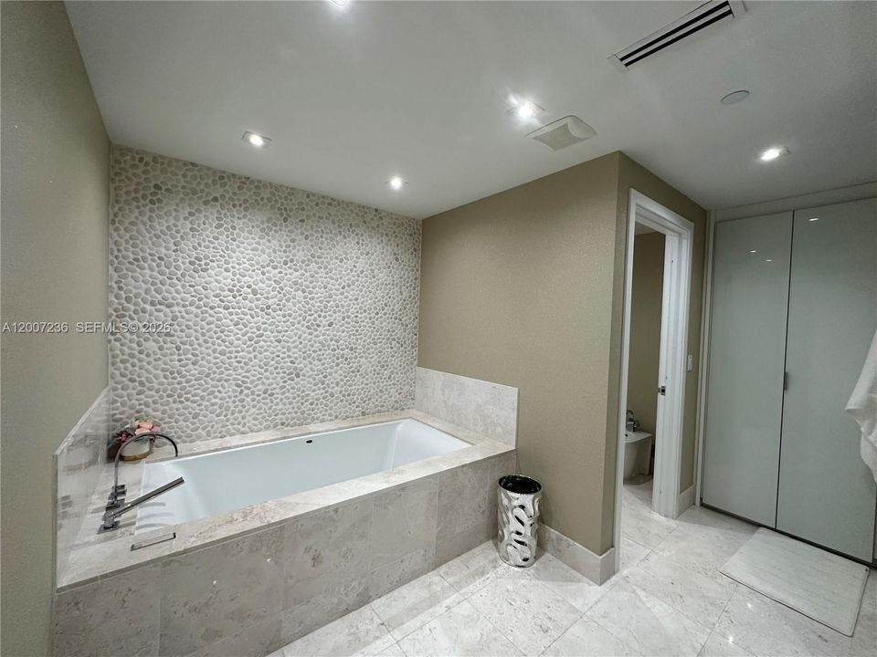 Active With Contract: $12,500 (2 beds, 3 baths, 1487 Square Feet)