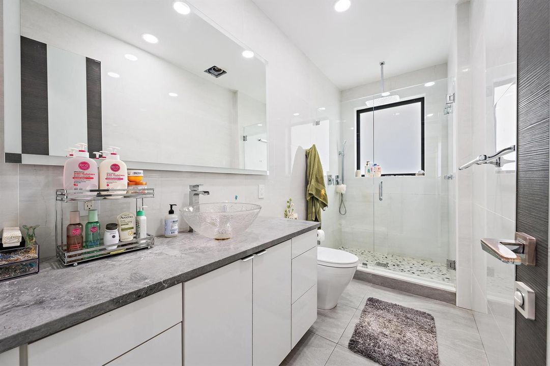 Refined Full Bathroom