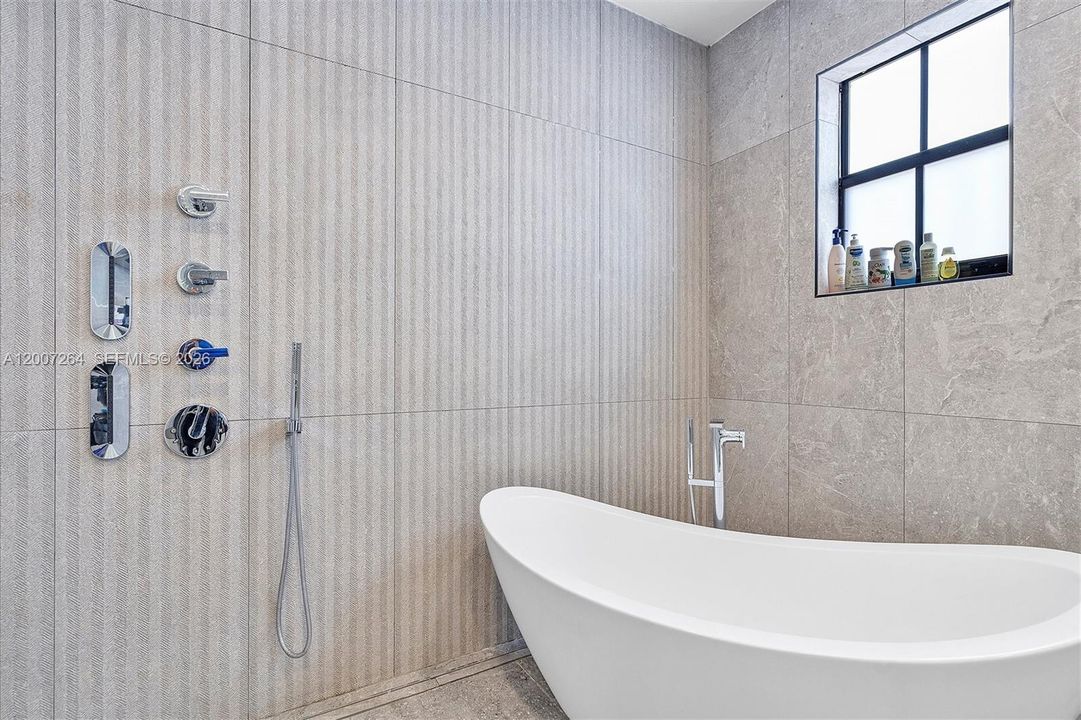 For Rent: $7,999 (4 beds, 4 baths, 3128 Square Feet)