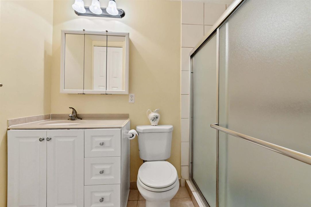 18 Bathroom 01