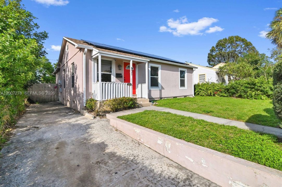 Active With Contract: $2,450 (3 beds, 1 baths, 1199 Square Feet)