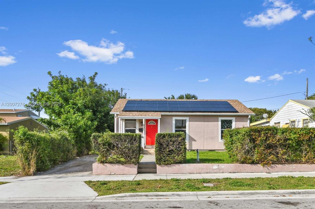 Active With Contract: $2,450 (3 beds, 1 baths, 1199 Square Feet)