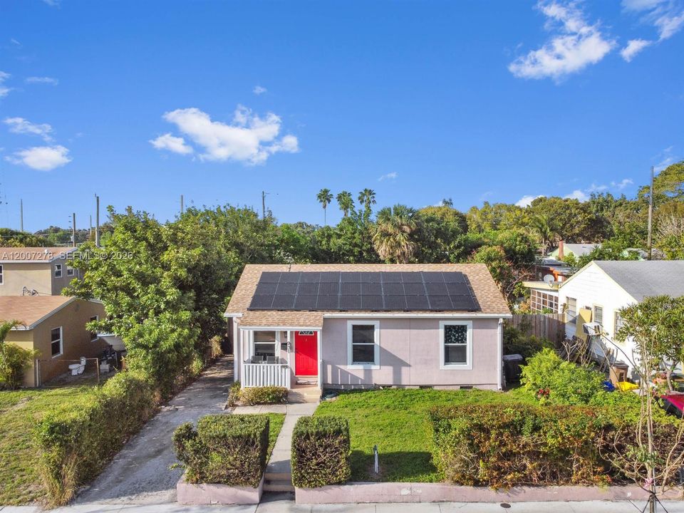 Active With Contract: $2,450 (3 beds, 1 baths, 1199 Square Feet)