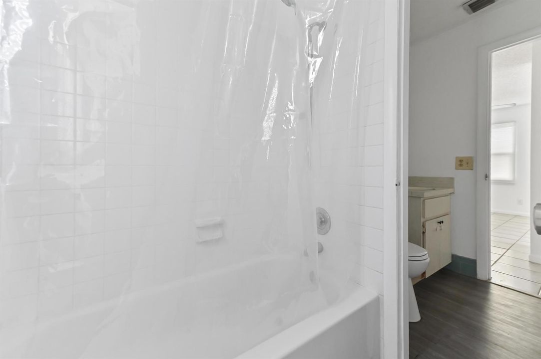 17 bathroom 02