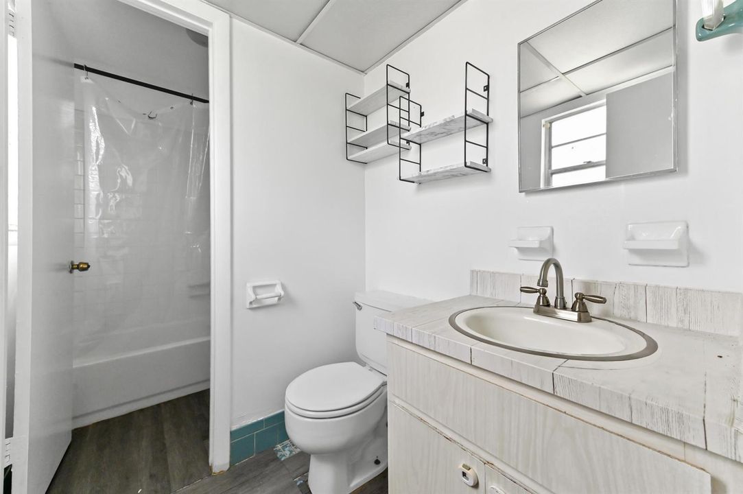 18 bathroom 03
