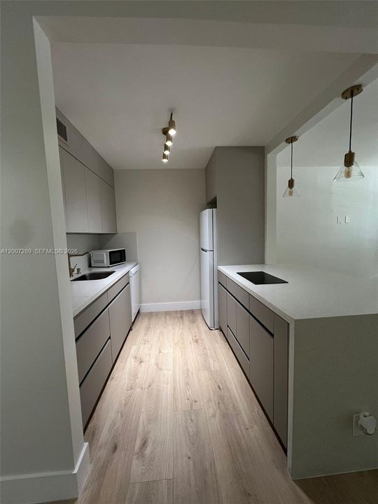 For Sale: $155,000 (1 beds, 1 baths, 811 Square Feet)
