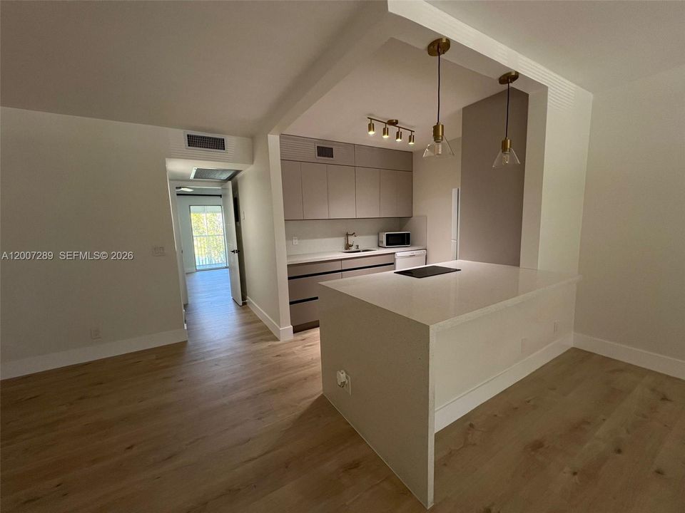 For Sale: $155,000 (1 beds, 1 baths, 811 Square Feet)