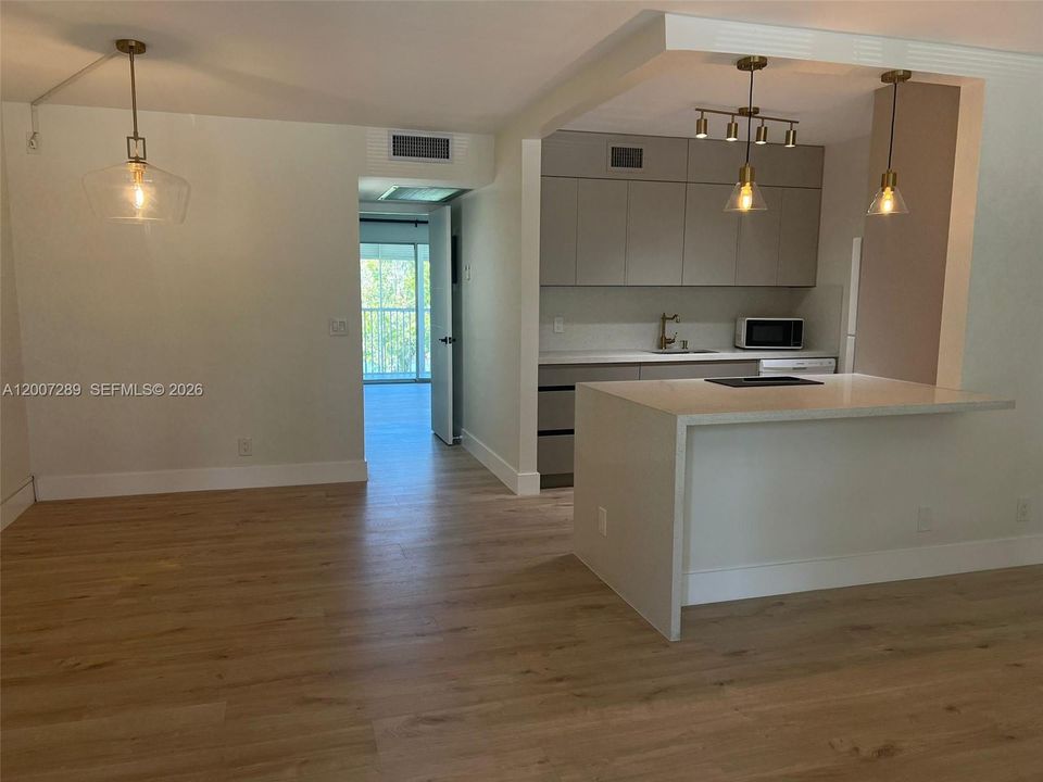 For Sale: $155,000 (1 beds, 1 baths, 811 Square Feet)
