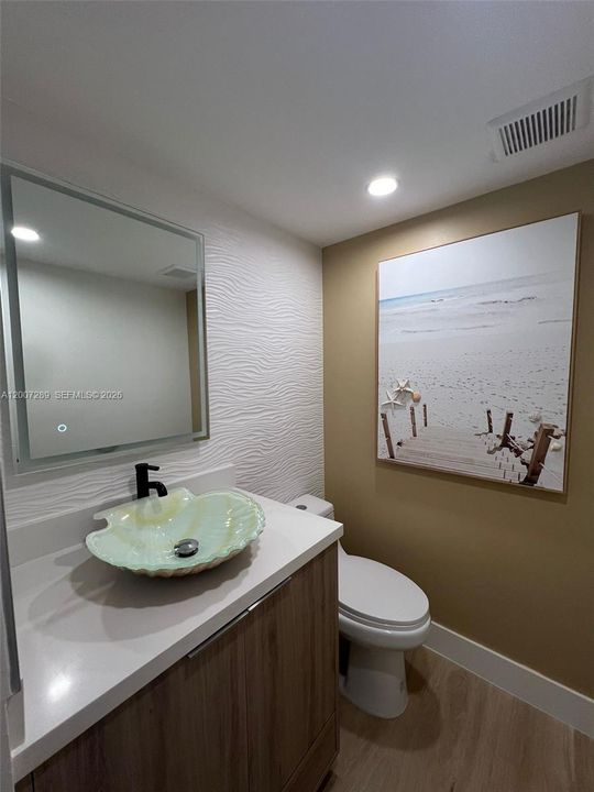 For Sale: $155,000 (1 beds, 1 baths, 811 Square Feet)