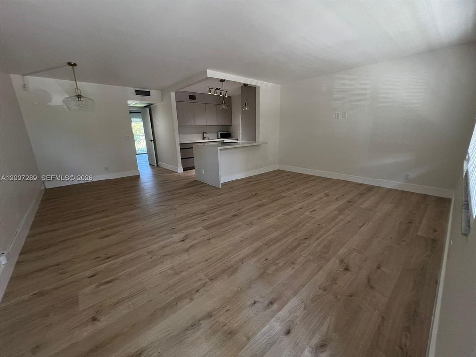For Sale: $155,000 (1 beds, 1 baths, 811 Square Feet)