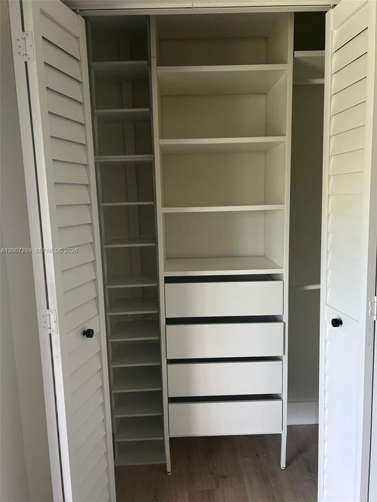 For Sale: $155,000 (1 beds, 1 baths, 811 Square Feet)