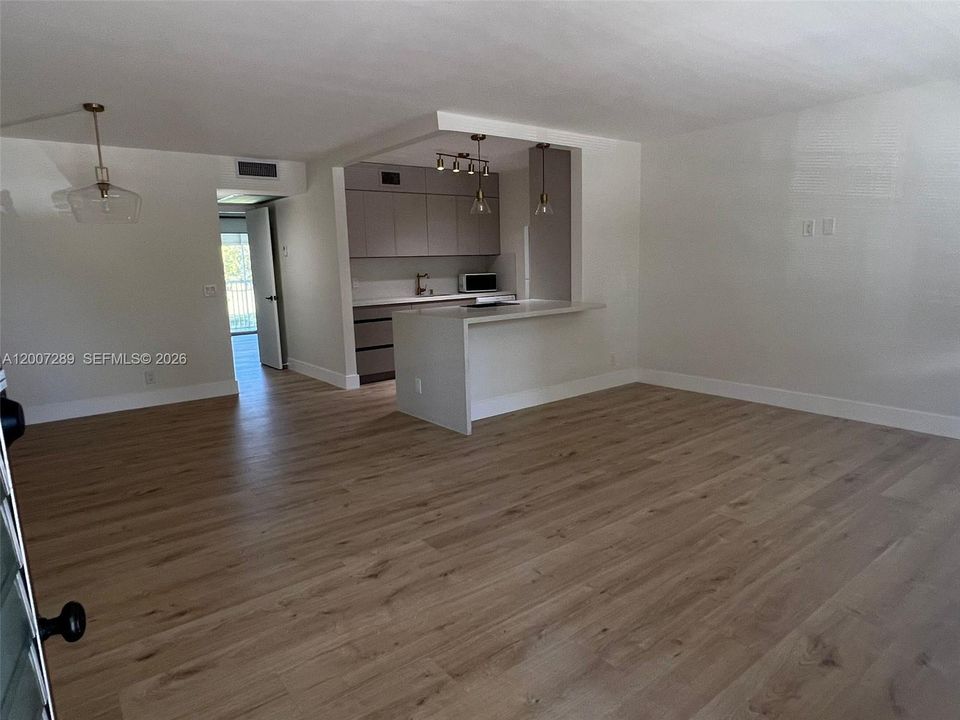 For Sale: $155,000 (1 beds, 1 baths, 811 Square Feet)