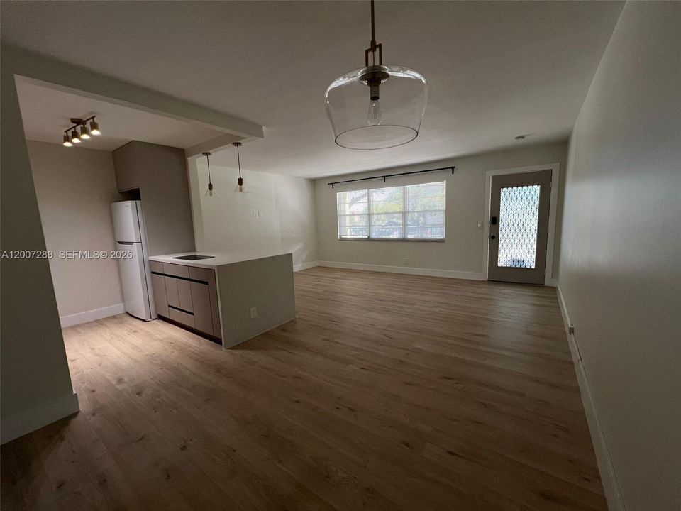 For Sale: $155,000 (1 beds, 1 baths, 811 Square Feet)