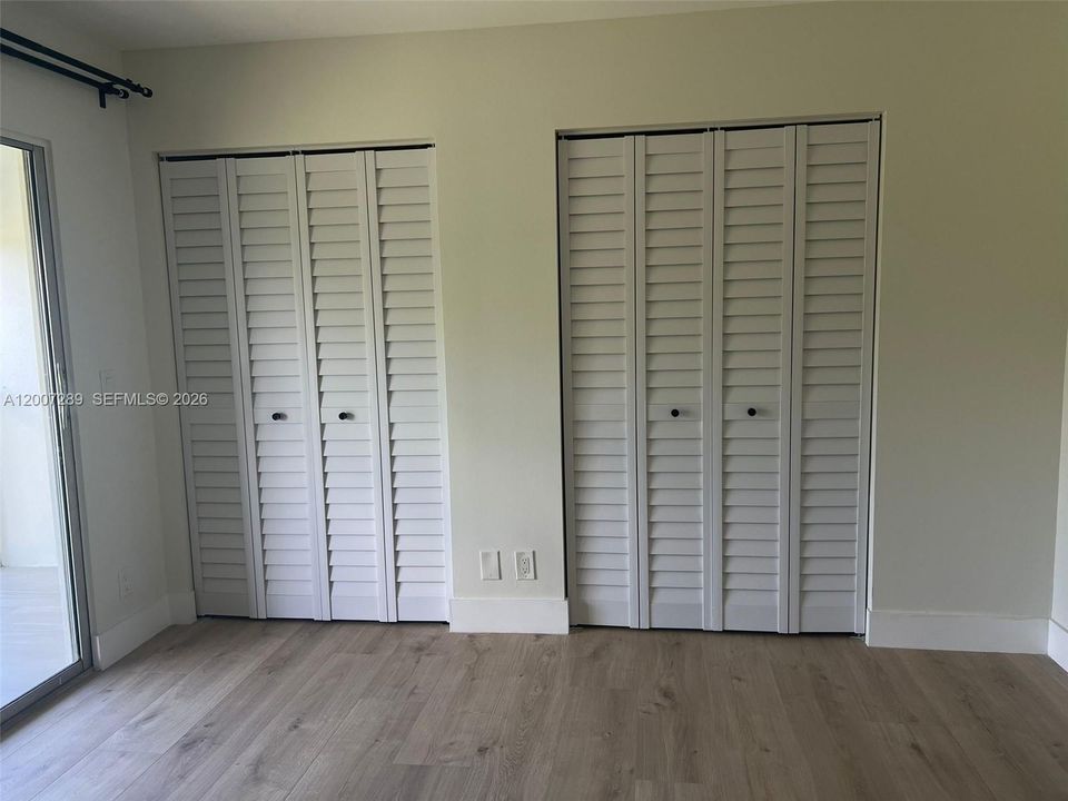 For Sale: $155,000 (1 beds, 1 baths, 811 Square Feet)