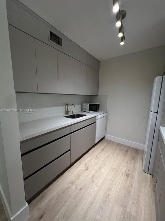 For Sale: $155,000 (1 beds, 1 baths, 811 Square Feet)