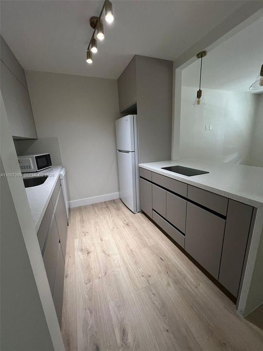 For Sale: $155,000 (1 beds, 1 baths, 811 Square Feet)